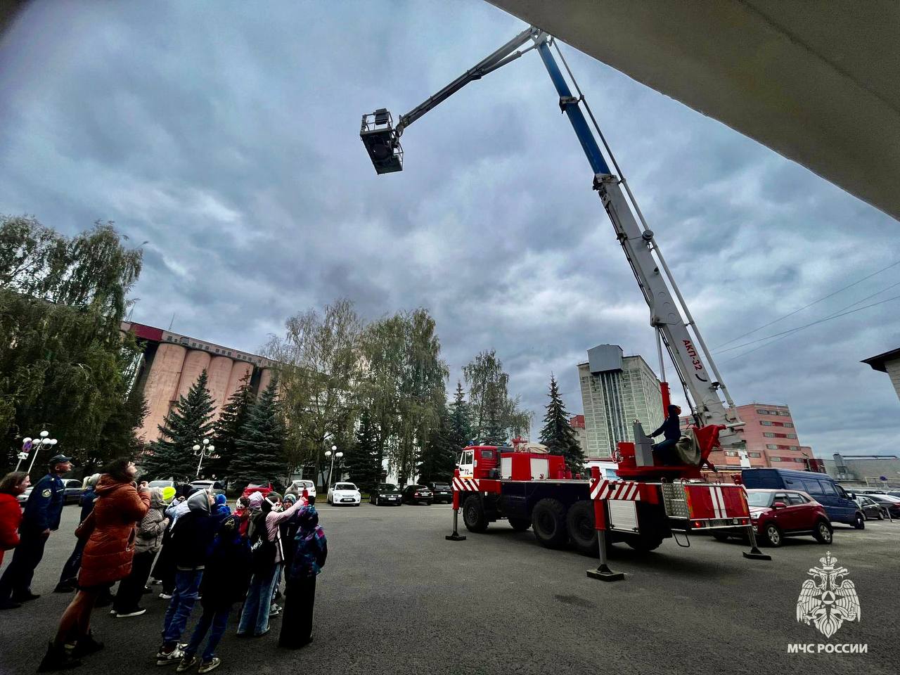 Ржевские пожарные познакомили ребят с техникой и рассказали о правилах безопасности