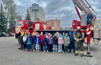Ржевские пожарные познакомили ребят с техникой и рассказали о правилах безопасности