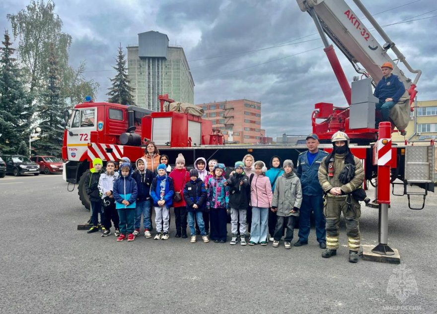 Ржевские пожарные познакомили ребят с техникой и рассказали о правилах безопасности