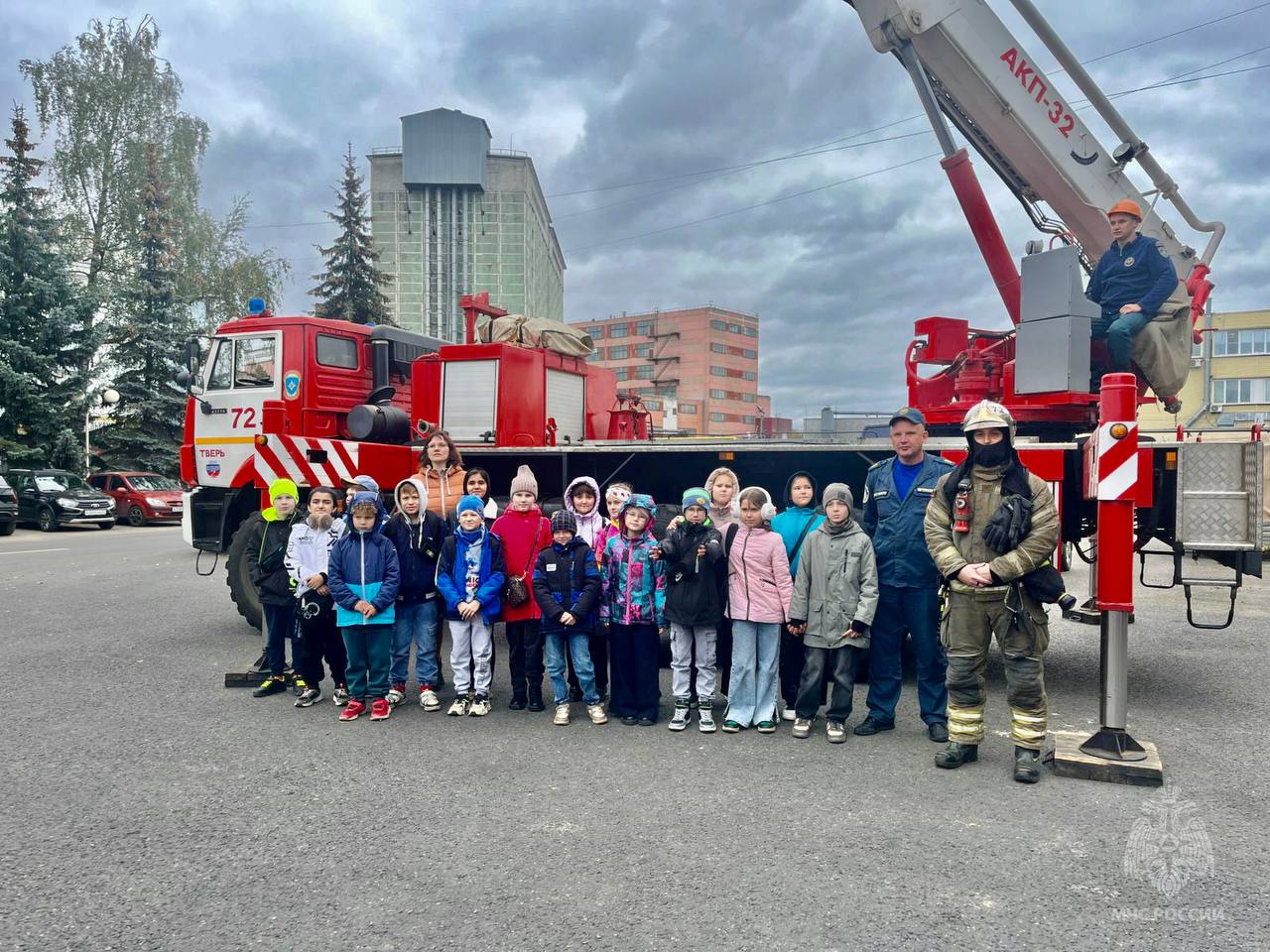 Ржевские пожарные познакомили ребят с техникой и рассказали о правилах безопасности