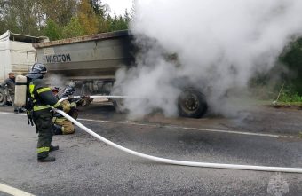 На трассе в Тверской области загорелся тягач с щебнем тягач