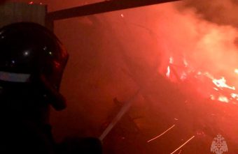 В Тверской области пожарные защитили соседние дома защитили