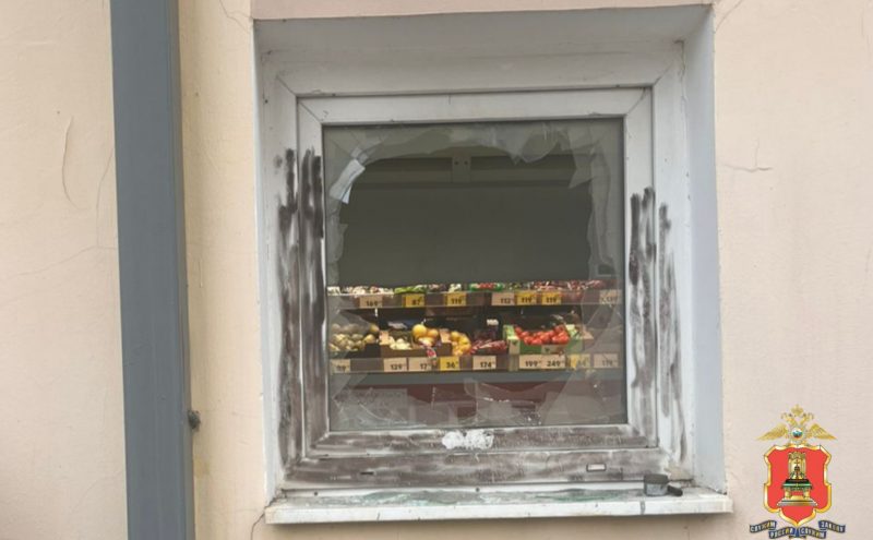 В Твери задержали мужчину, который не смог дождаться открытия магазина магазина