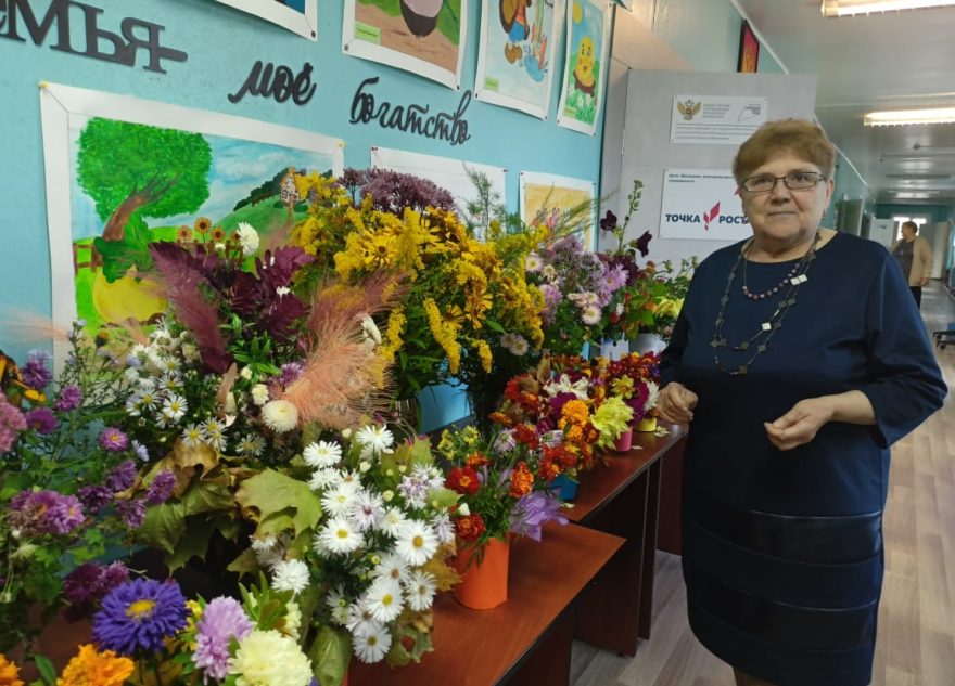 В андреапольской школе голосуют за лучшие букеты