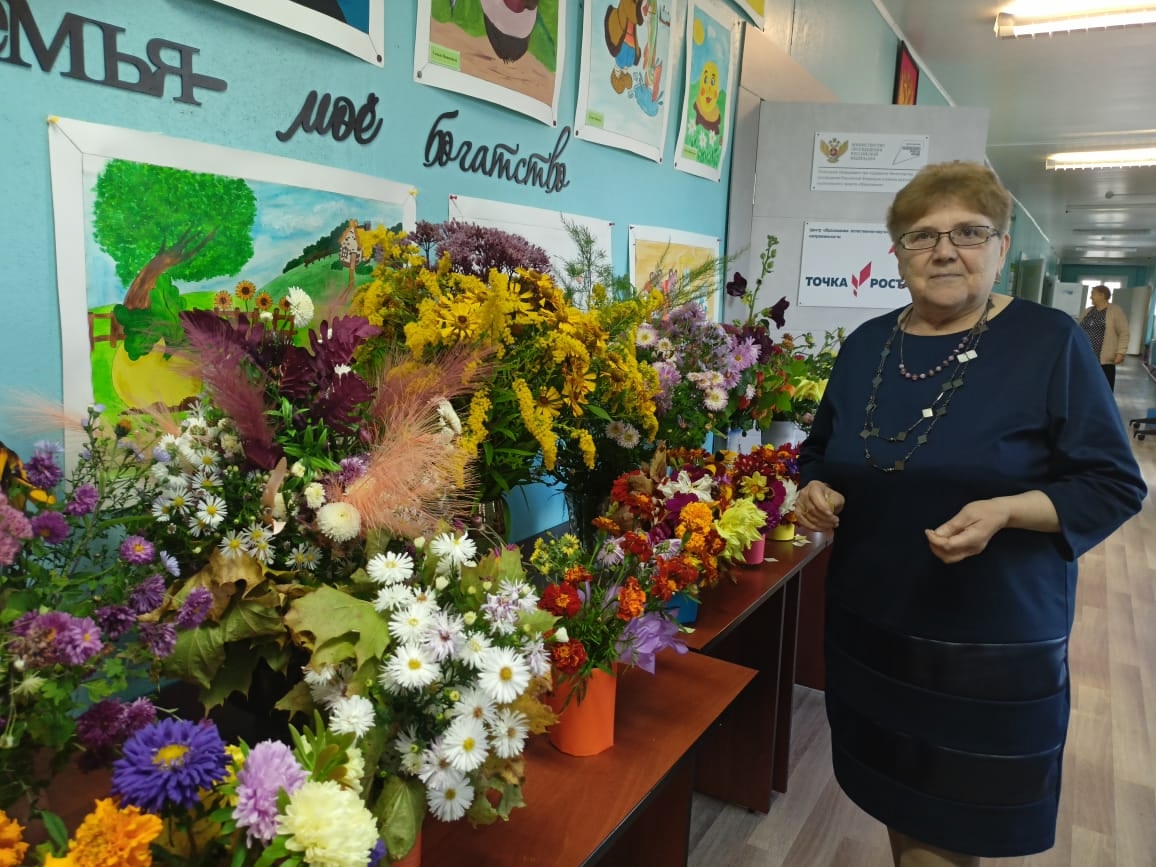 В андреапольской школе голосуют за лучшие букеты