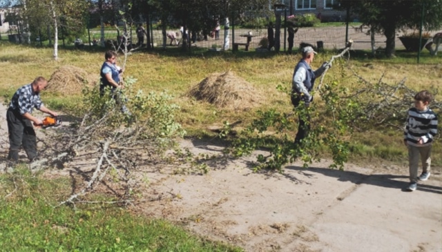 В поселке в Андреапольского округа прошел семейный субботник