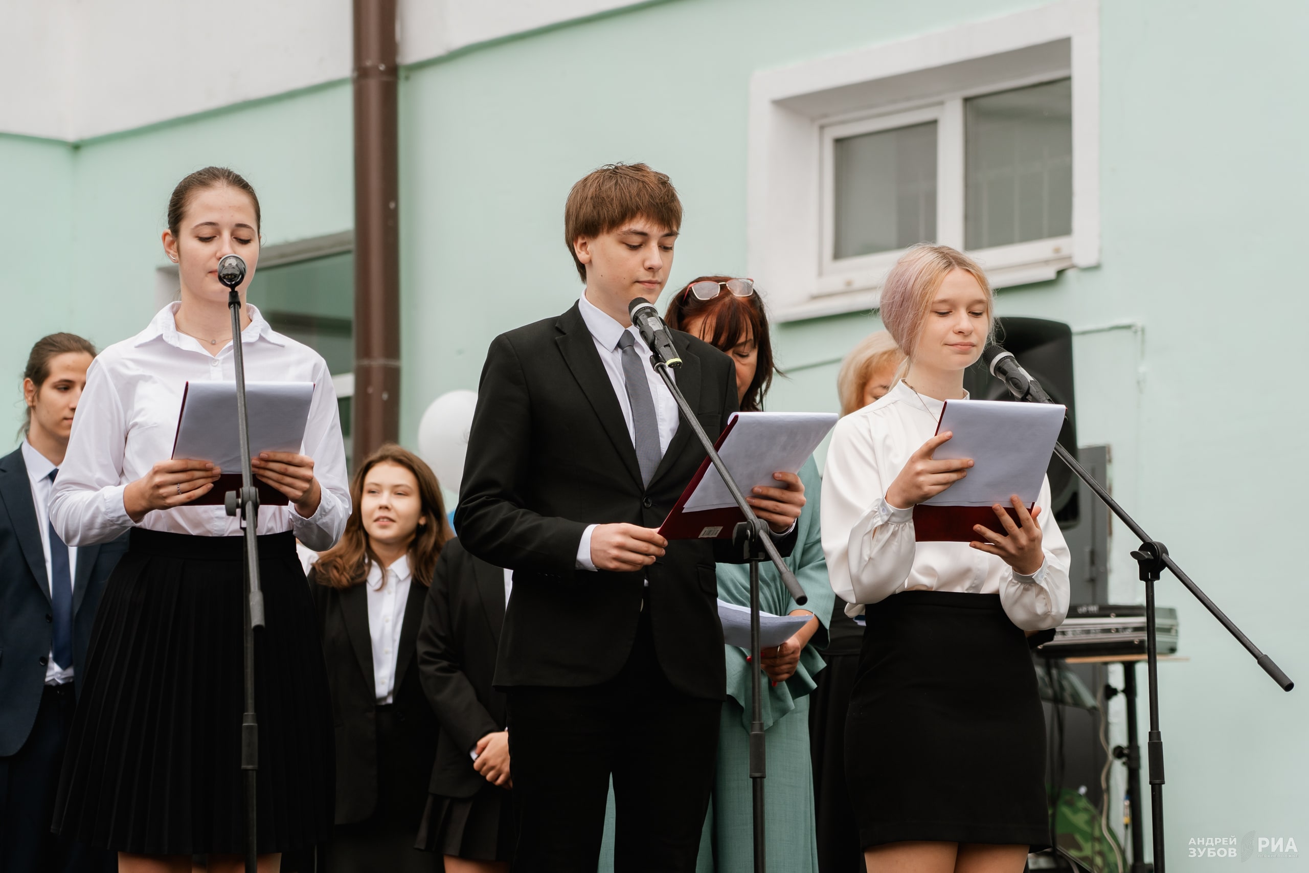 Губернатор Игорь Руденя поздравил с Днем знаний учеников и педагогов тверской гимназии №10