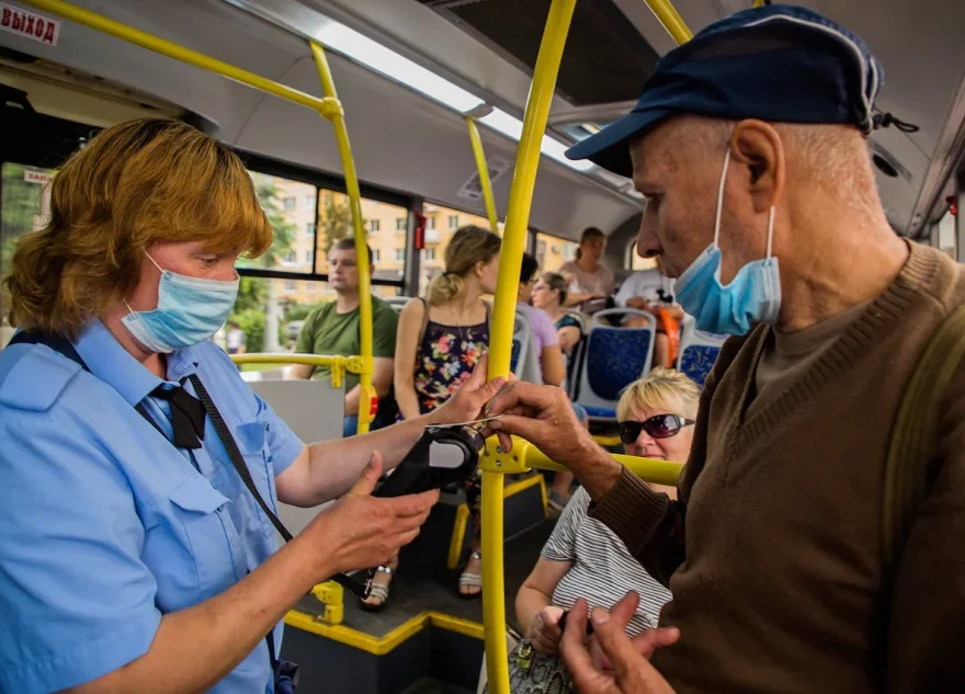 оскорблять