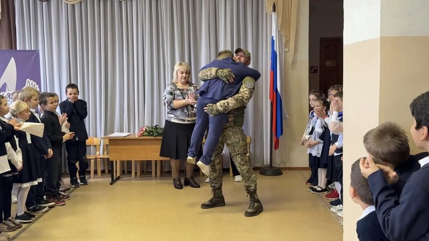 Участник СВО из Тверской области встретился с сыном на школьной линейке сыном