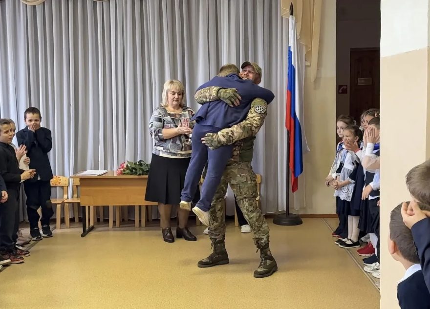 Участник СВО из Тверской области встретился с сыном на школьной линейке сыном