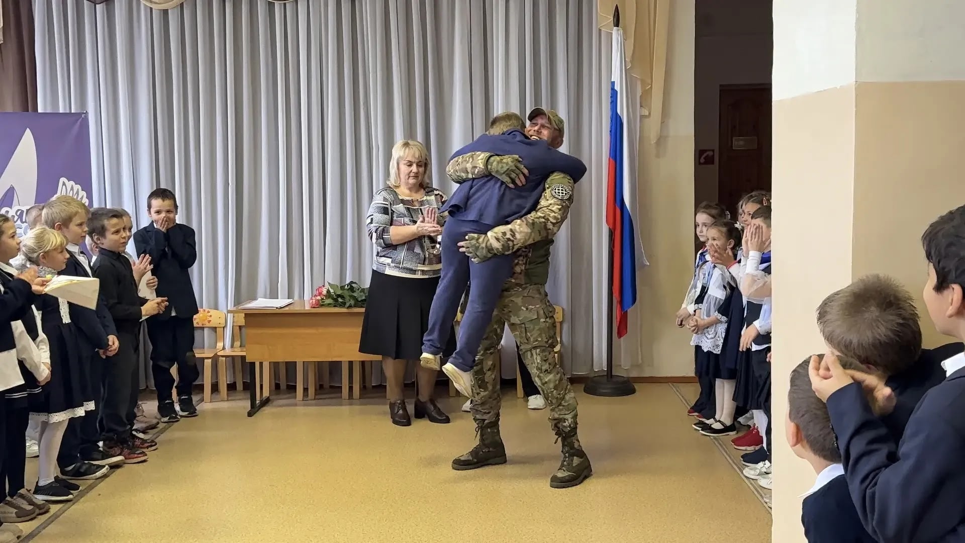 Участник СВО из Тверской области встретился с сыном на школьной линейке сыном