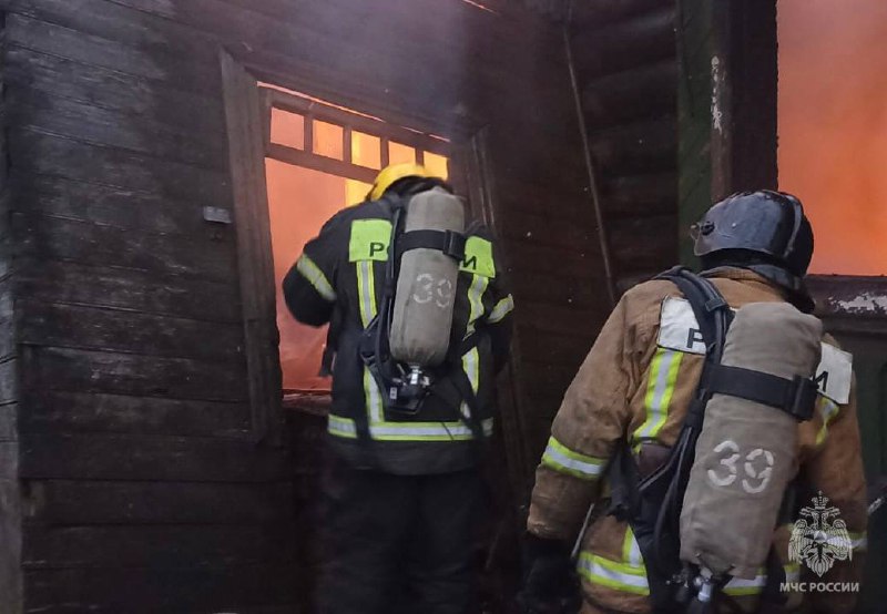 Огнеборцы потушили пожар в заброшенном здании в Тверской области