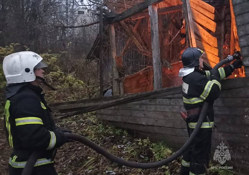 Огнеборцы потушили пожар в заброшенном здании в Тверской области