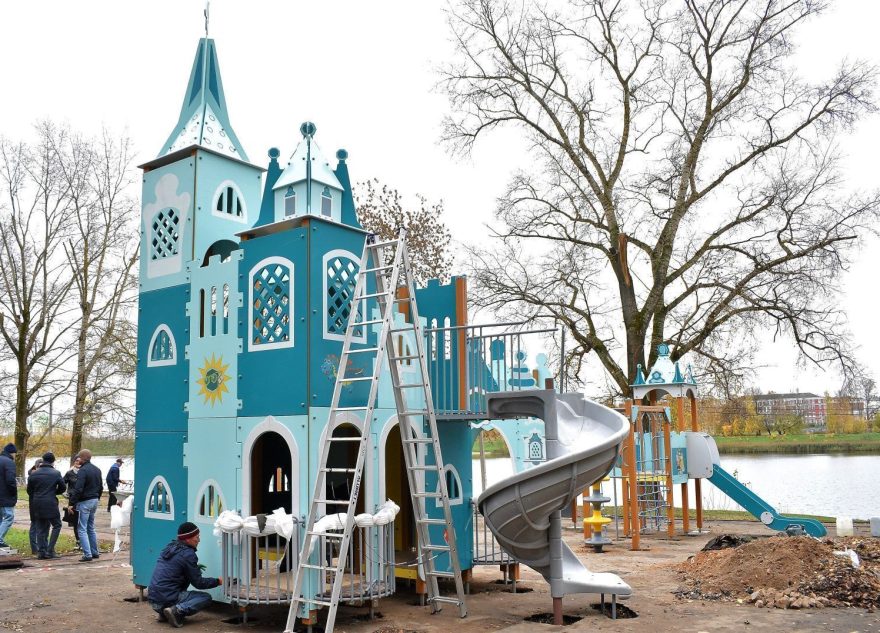 В Твери устанавливают четыре самых больших детских площадки города