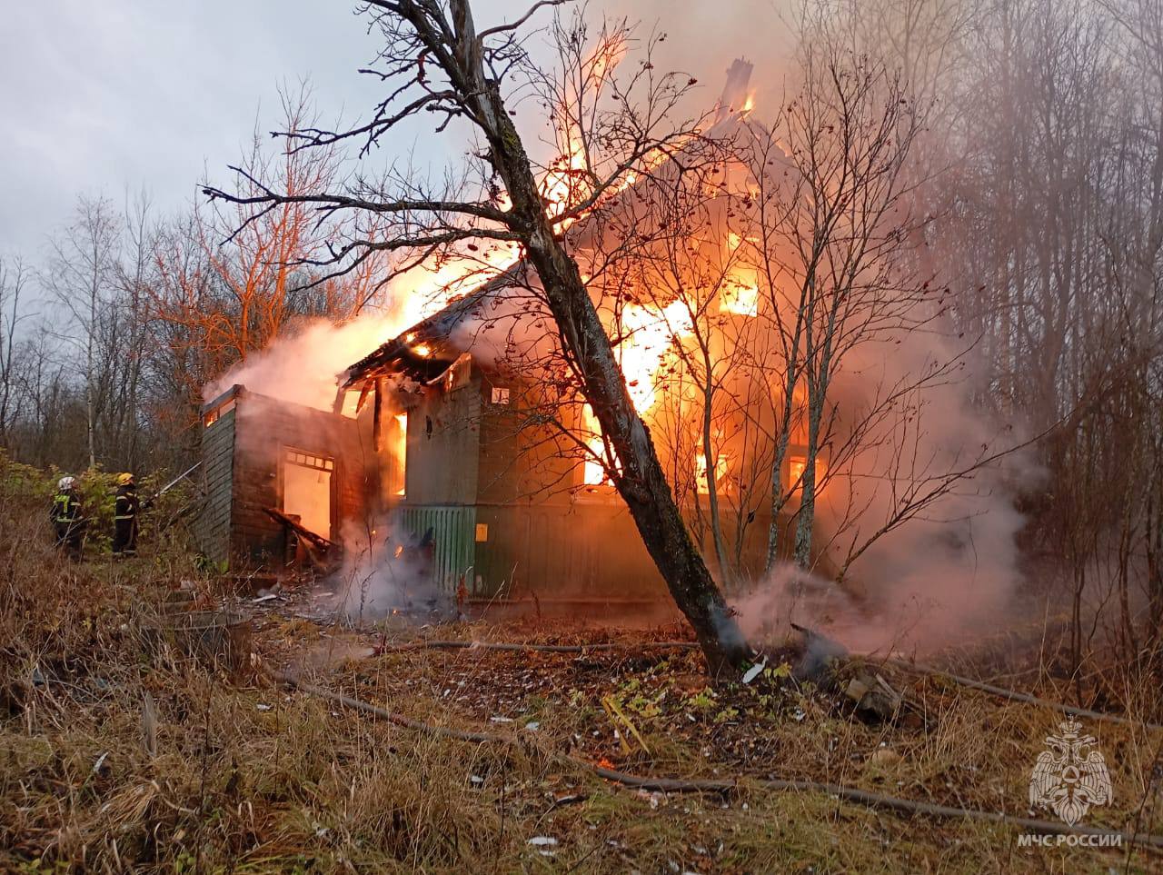 Огнеборцы потушили пожар в заброшенном здании в Тверской области