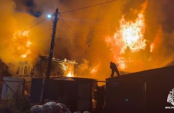 В Твери полыхает жилой дом жилой