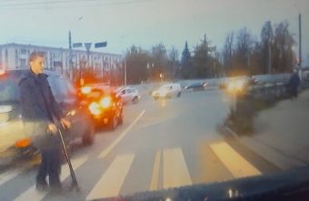 В Твери сбитый самокатчик сбежал с места ДТП самокатчик