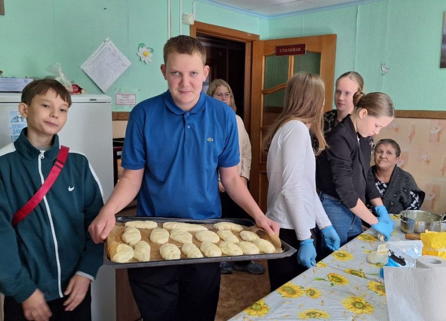 Молодёжь в Тверской области напекла бабушкам и дедушкам пирогов
