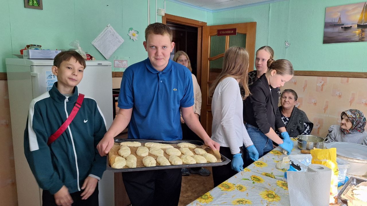 Молодёжь в Тверской области напекла бабушкам и дедушкам пирогов