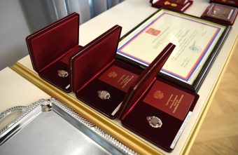 В День герба и флага Тверской области жителям региона вручили награды В День герба и флага Тверской области жителям региона вручили награды