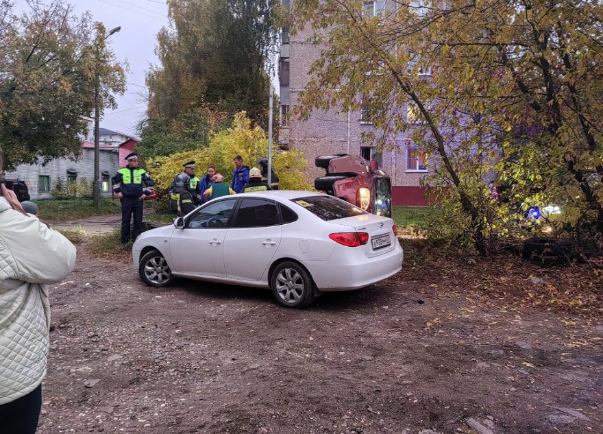 В Твери женщина перепутала педали и опрокинула машину педали