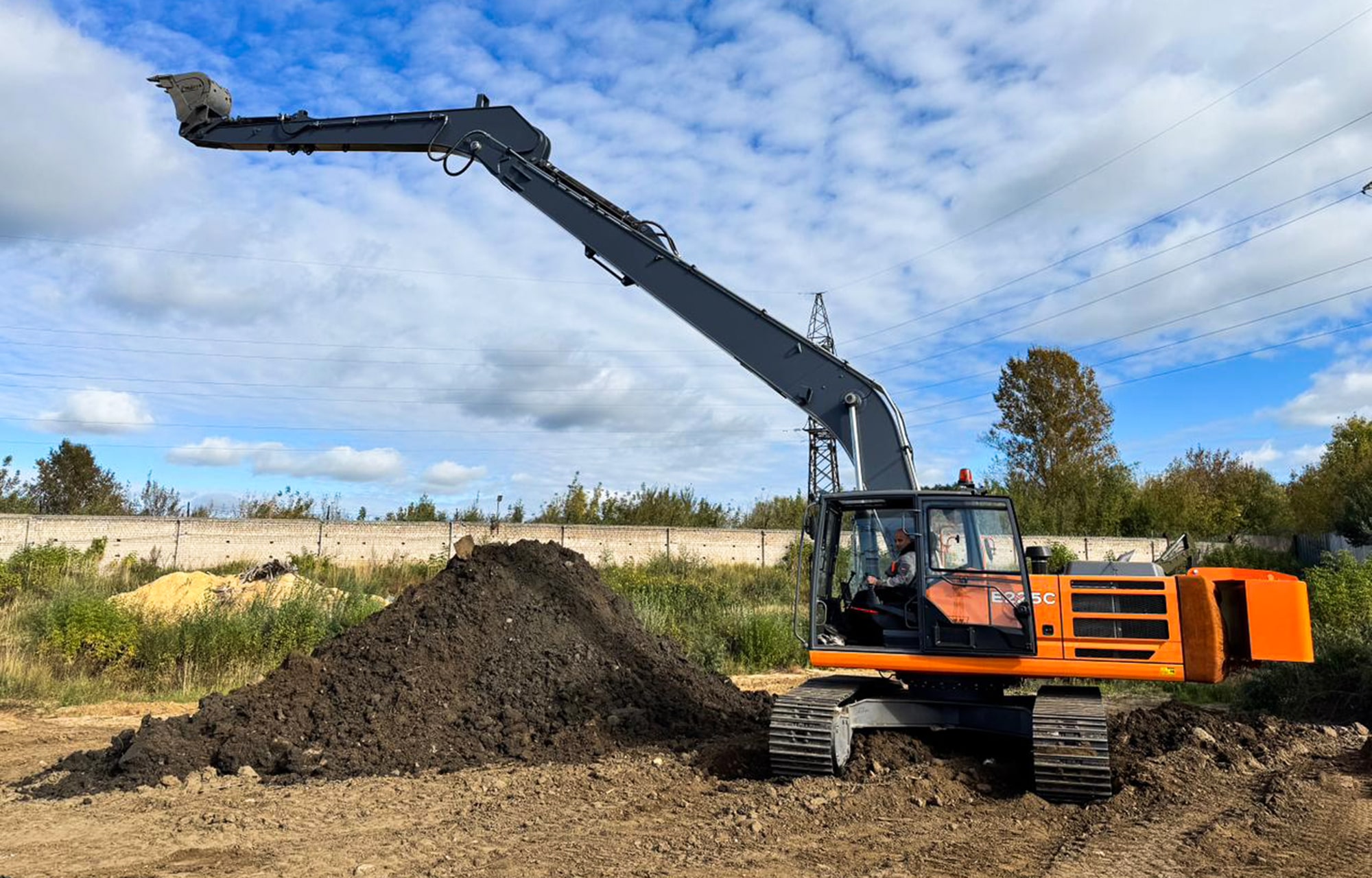 Тверское предприятие изготовило первый опытный образец нового экскаватора