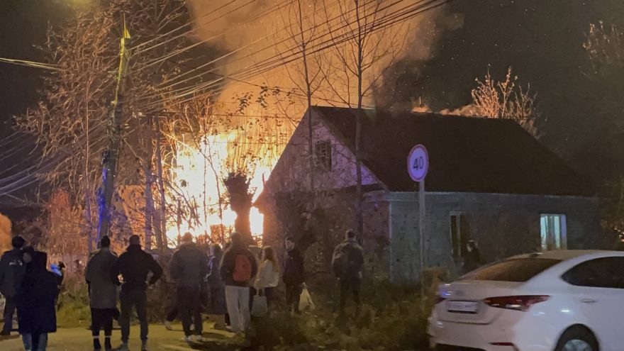 В Твери полыхает нежилой дом полыхает