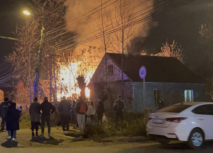 В Твери полыхает нежилой дом полыхает