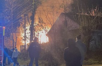 Появилось видео сильного пожара в частном секторе в Твери видео пожара