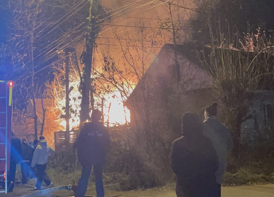 Появилось видео сильного пожара в частном секторе в Твери видео пожара