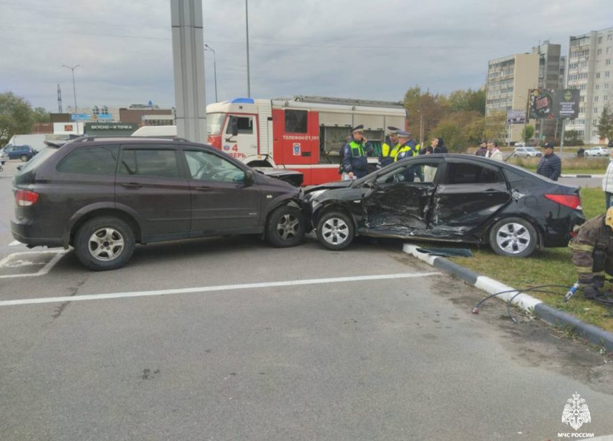 В Твери водитель застрял в машине после ДТП Водитель