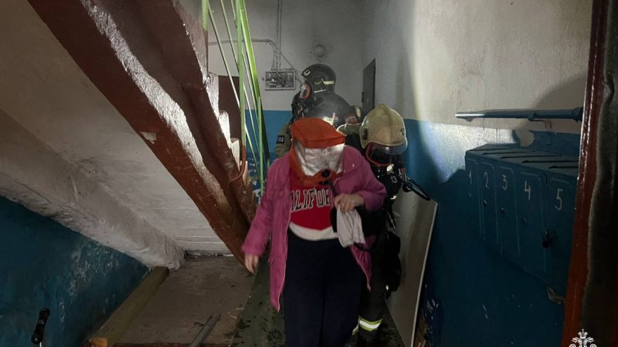 В Тверской области из горящего дома спасли пять человек В Тверской области из горящего дома спасли пять человек