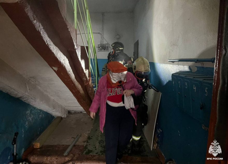 В Тверской области из горящего дома спасли пять человек В Тверской области из горящего дома спасли пять человек