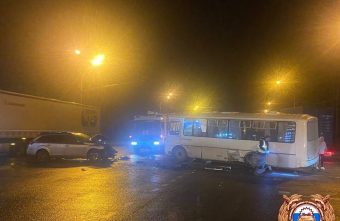 На трассе в Тверской области автобус врезался в легковушку автобус