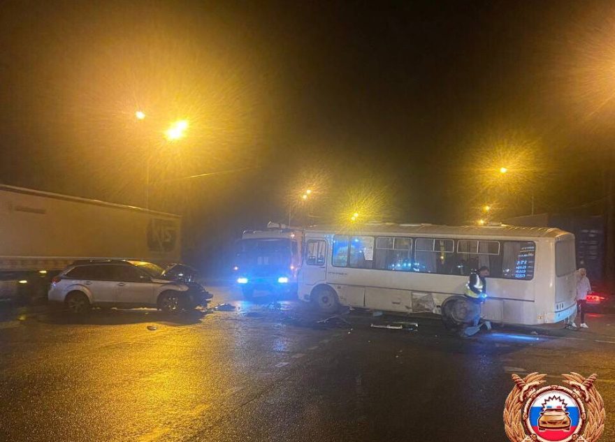 На трассе в Тверской области автобус врезался в легковушку автобус