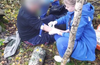 В Тверской области спасатели помогли мужчине с переломом выбраться из леса переломом