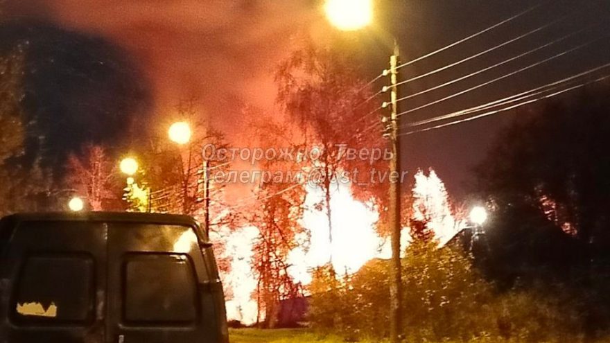 Ночью в Тверской области полыхал дом в частном секторе дом