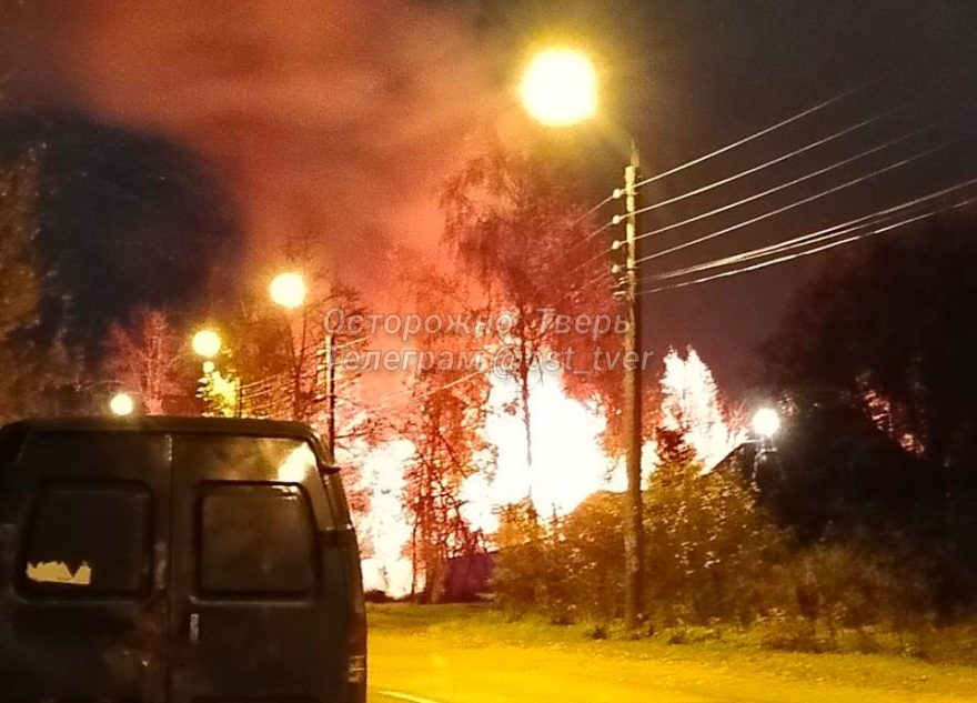 Ночью в Твери полыхал дом в частном секторе дом
