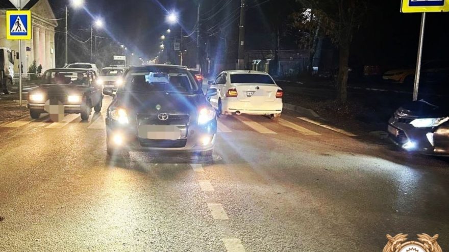 В Твери ослепленный встречкой водитель сбил пешехода В Твери ослепленный встречкой водитель сбил пешехода