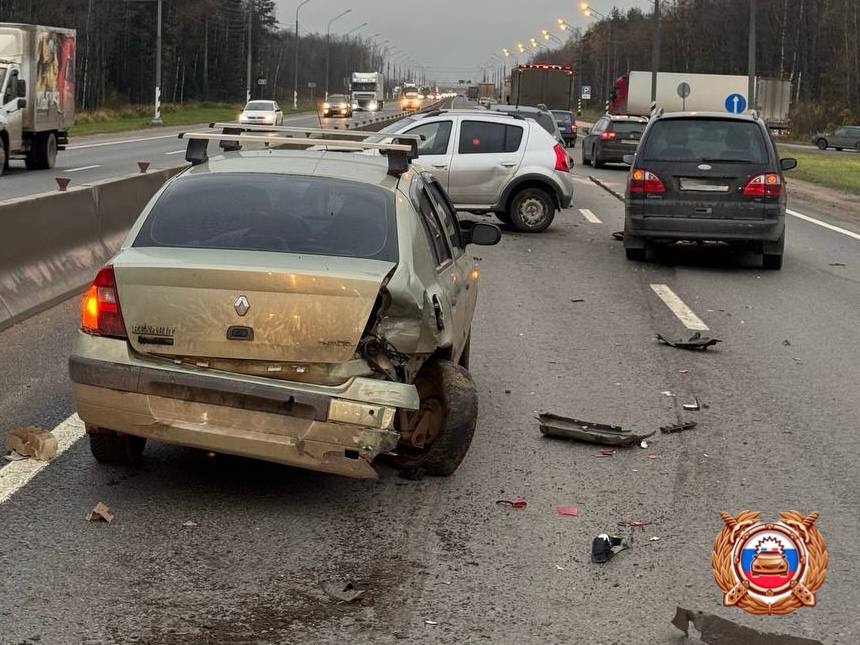 На трассе под Тверью столкнулись четыре автомобиля четыре автомобиля