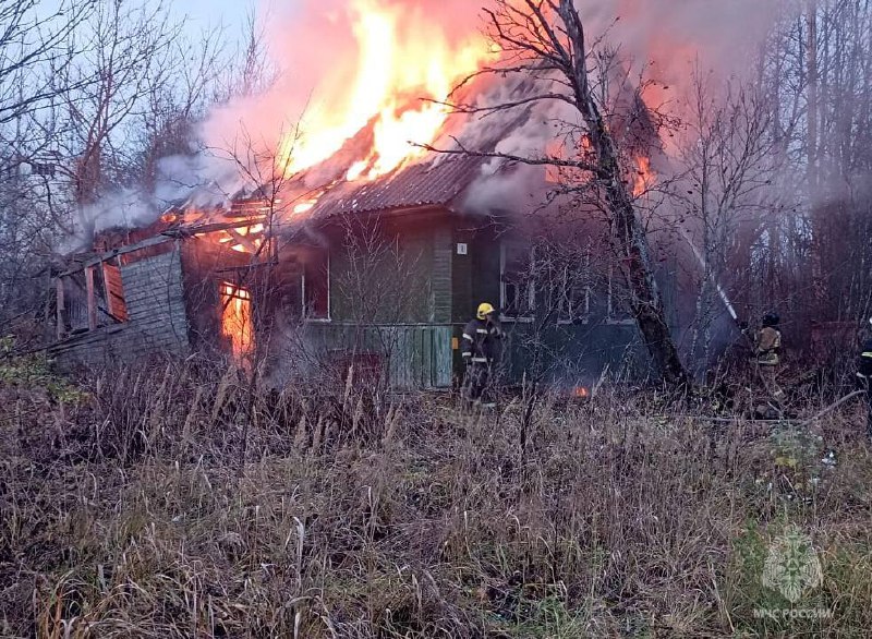 Огнеборцы потушили пожар в заброшенном здании в Тверской области пожар