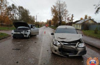 LADA Largus и Range Rover столкнулись в Тверской области, есть пострадавший