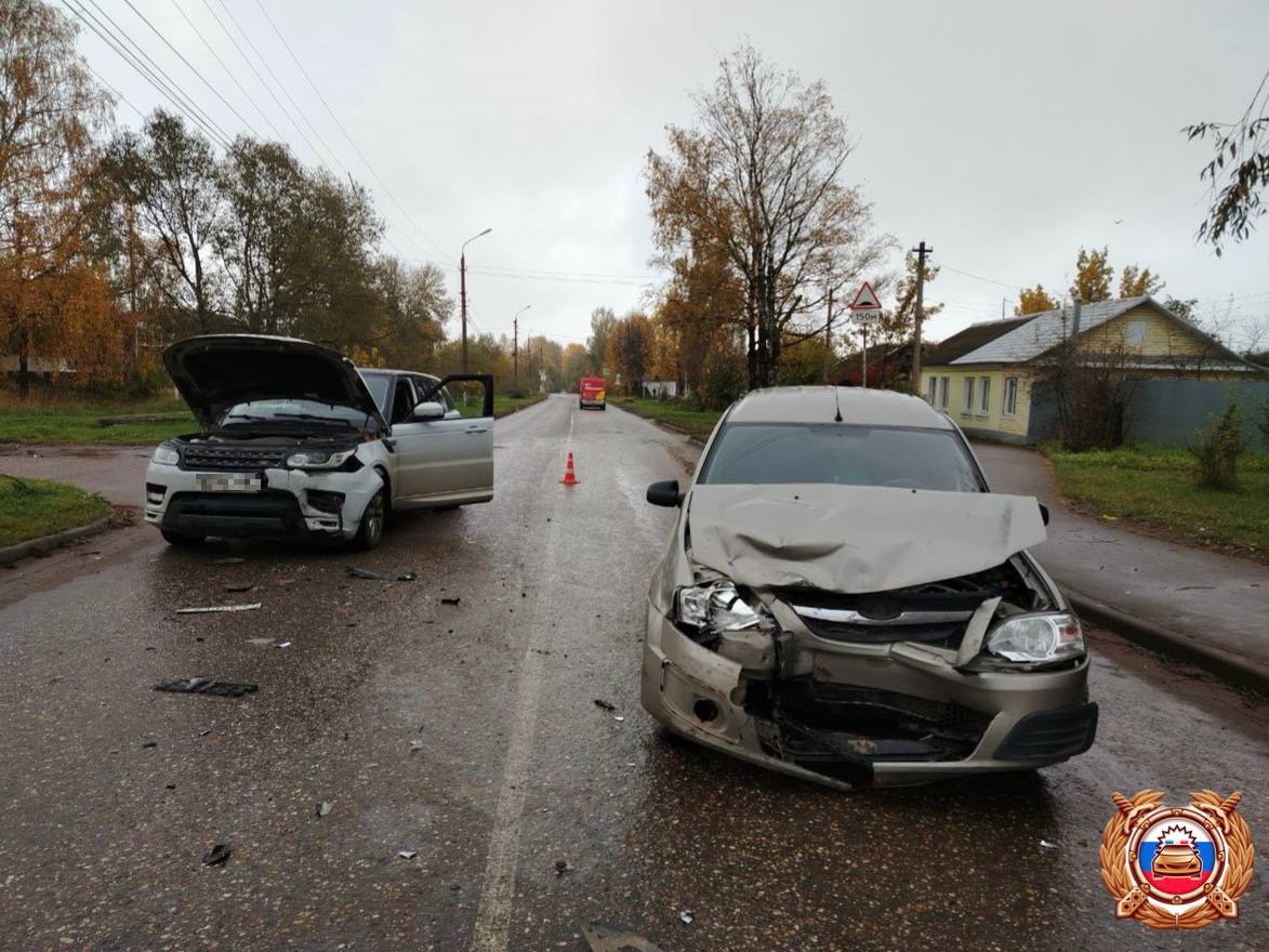 LADA Largus и Range Rover столкнулись в Тверской области, есть пострадавший
