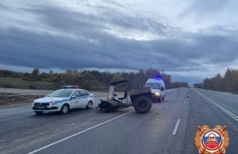 На трассе в Тверской области столкнулись фура и болотоход болотоход