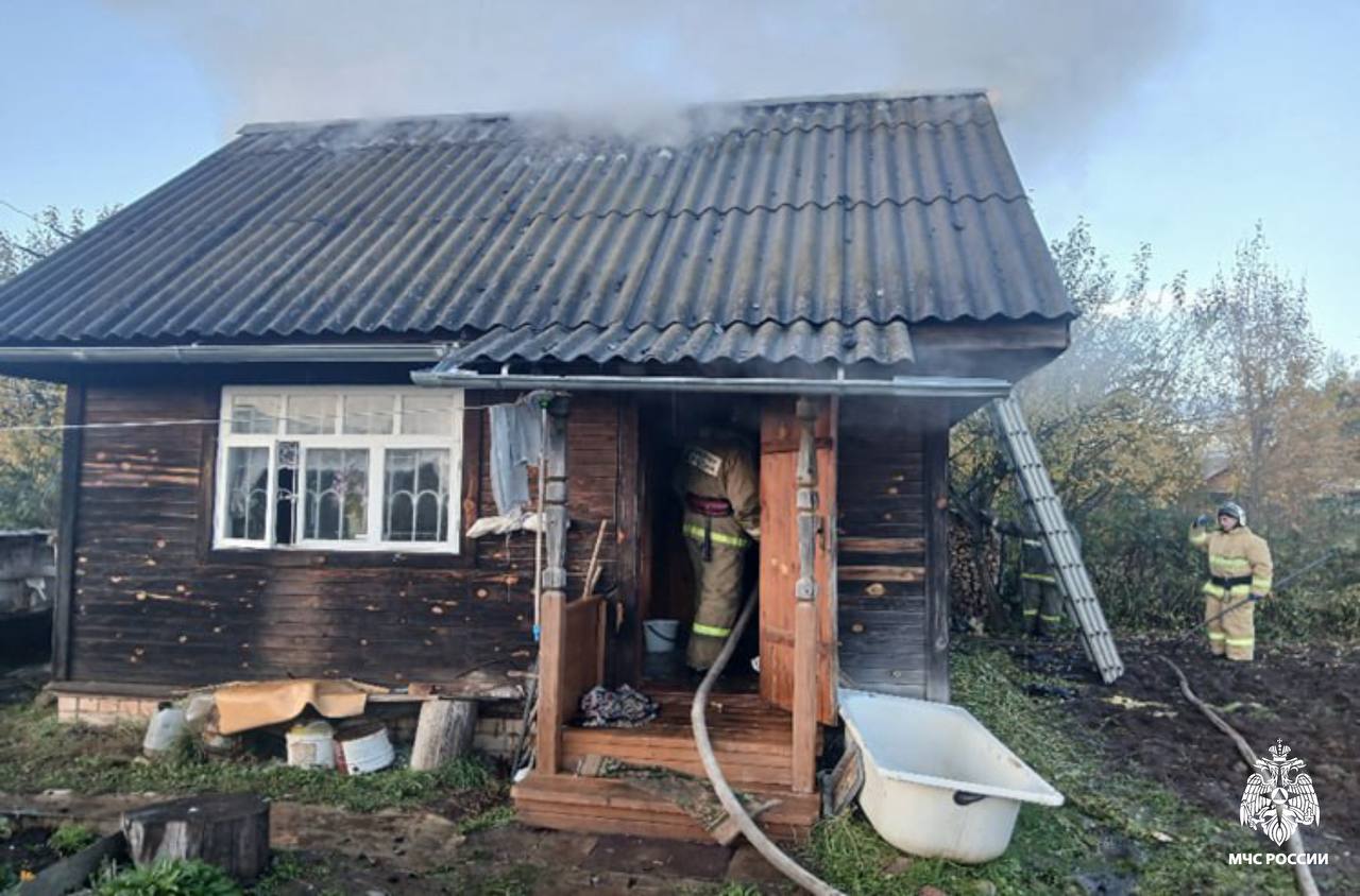 В Тверской области загорелась баня