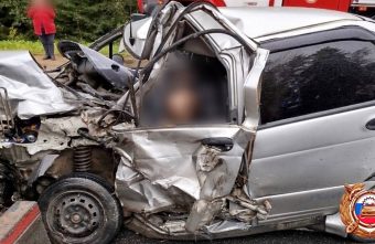 Два человека погибли в столкновении легковушки и грузовика в Тверской области Два человека погибли в столкновении легковушки и грузовика в Тверской области