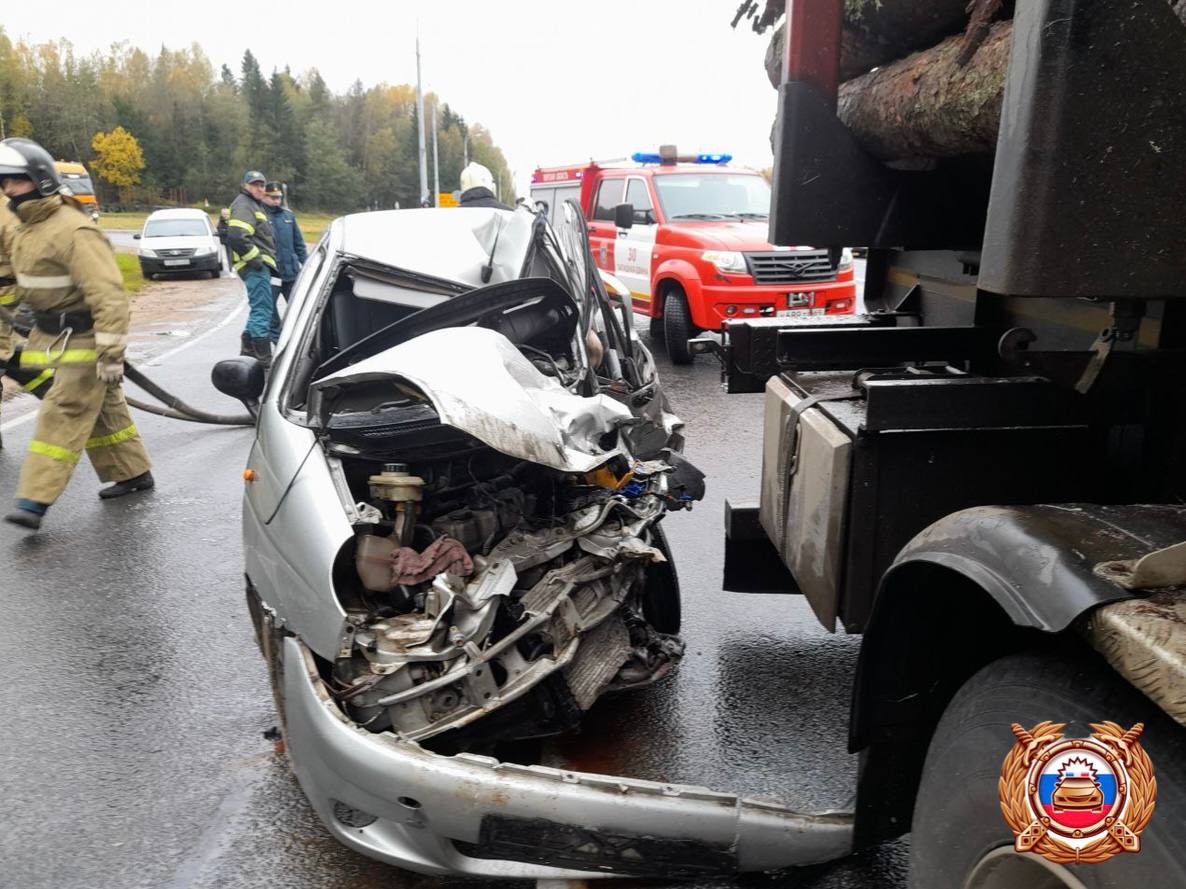 Два человека погибли в столкновении легковушки и грузовика в Тверской области