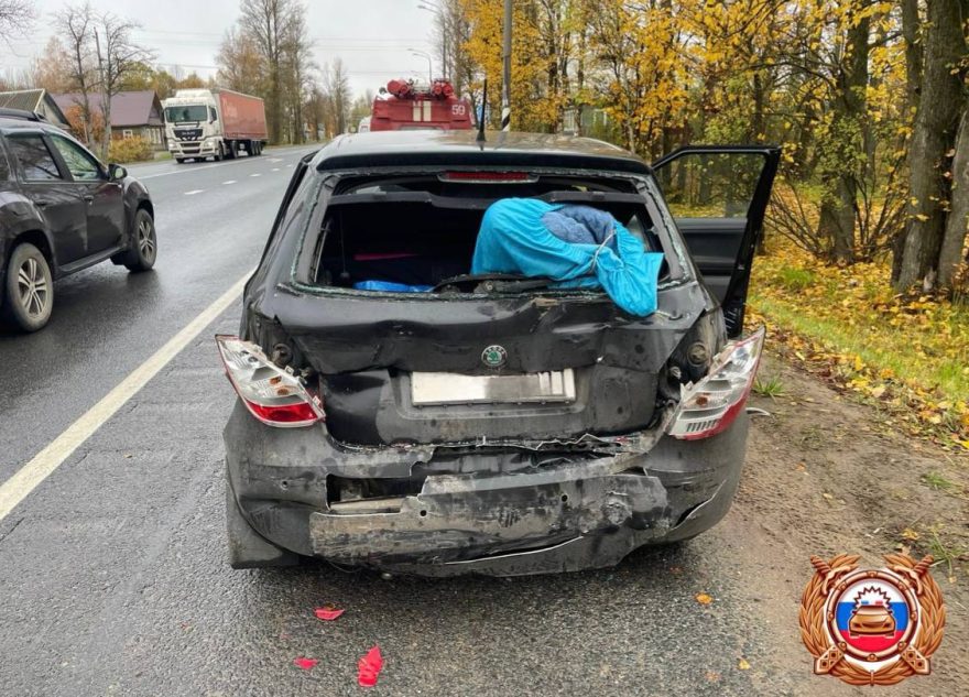 Две женщины пострадали в столкновении грузовика и "Шкоды" в Тверской области пострадали