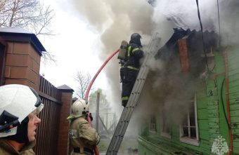 Огонь уничтожил кровлю дома в Тверской области уничтожил