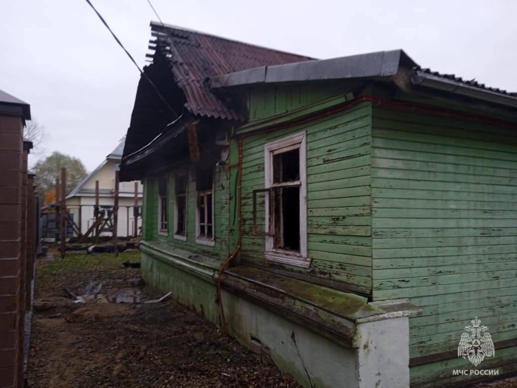 Огонь уничтожил кровлю дома в Тверской области